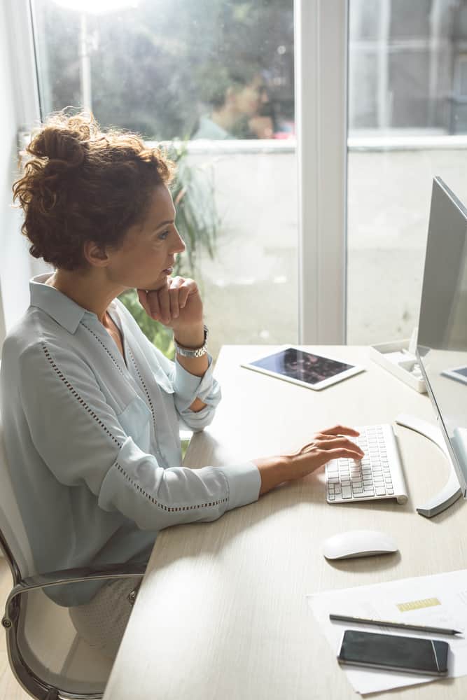 Una mujer revisa su correo electrónico, tan esencial para la comunicación interna en la nueva normalidad.