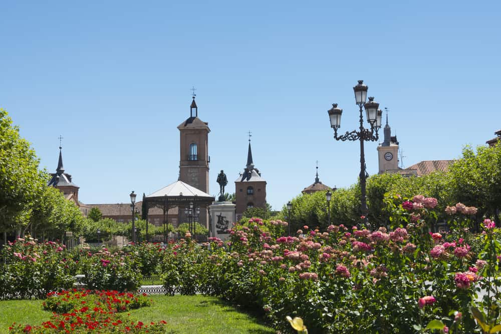 Vista de la plaza cervantina donde se celebran mercadillos y festividades locales. Un rincón único para tus escapadas.