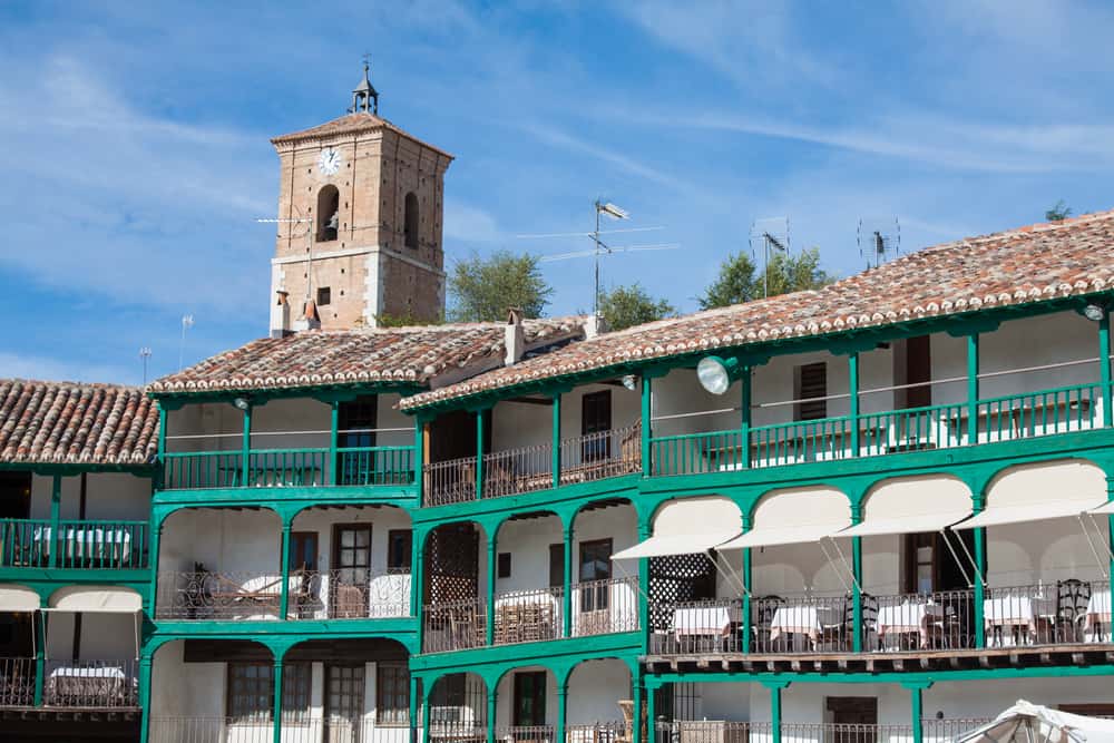 Estampa típica del pueblo de Chinchón con sus castizos balcones y la plaza donde tomar el mejor aperitivo.