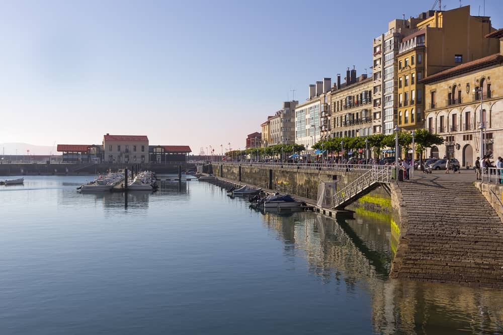 Panorámica de uno de los puertos de la ciudad de Gijón, escenario del libro que recomendamos.