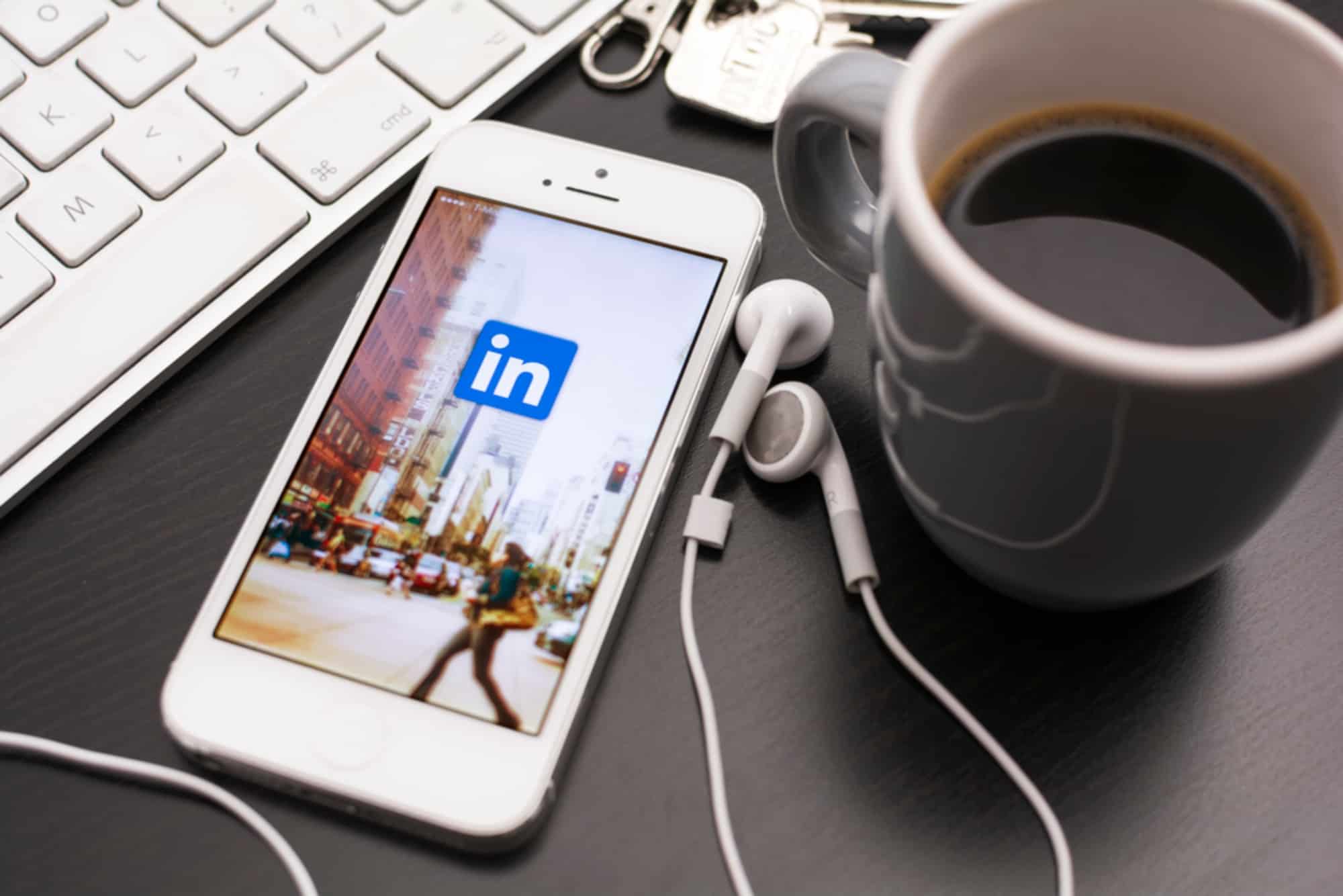 La aplicación de LinkedIn permite buscar trabajo y hacer networking en cualquier lugar.