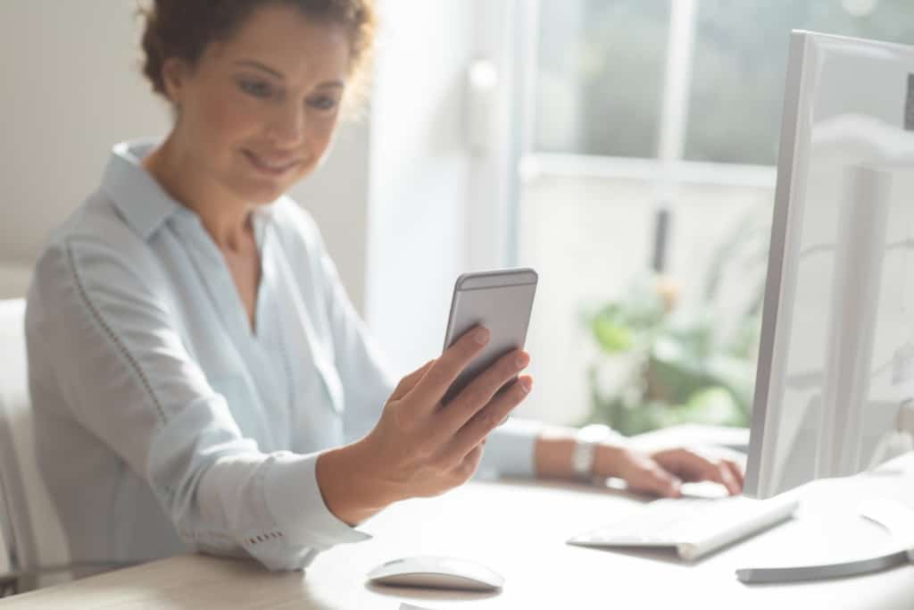 Hay que cuidar cómo nos comunicamos desde el móvil con compañeros de oficina en tiempos de teletrabajo.