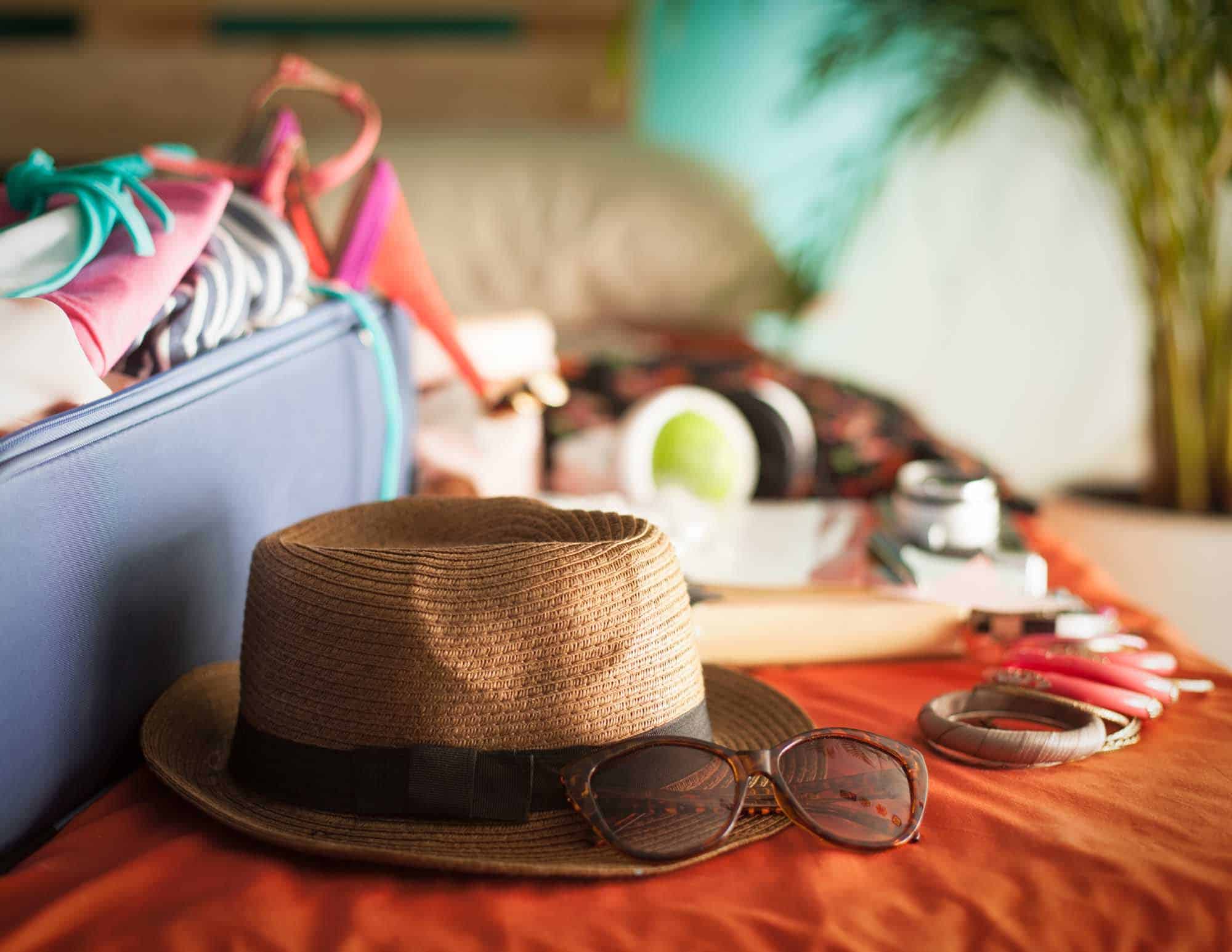 Las 15 cosas que no pueden faltar en tu maleta este verano