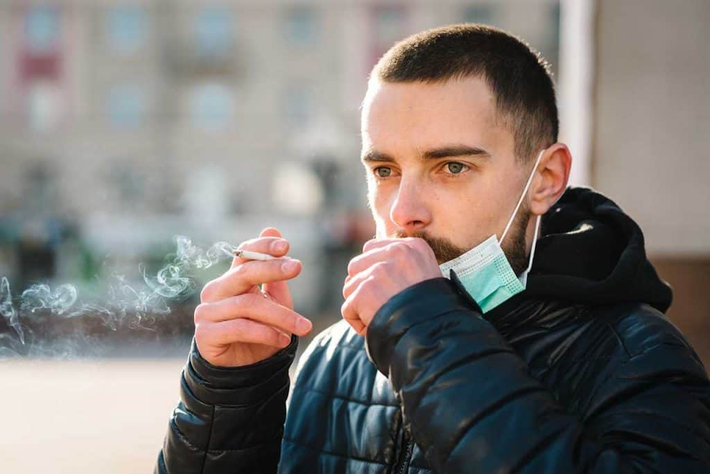 Fumar cigarrillos puede transmitir el coronavirus