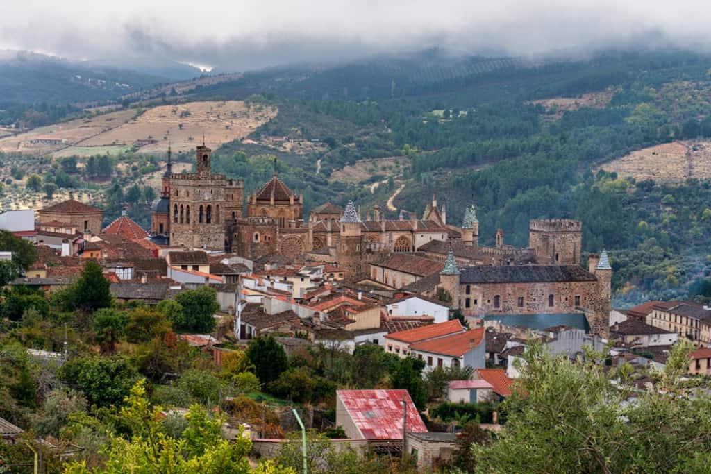 Panorámica de una de las joyas mejor escondidas de Extremadura, el pueblo de Guadalupe que se erige como uno de los más bonitos de la provincia cacereña.