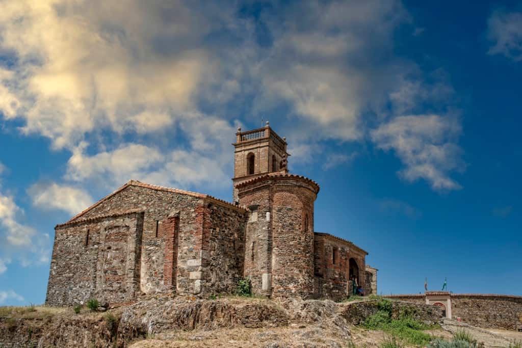 El legado árabe persiste en Huelva, donde podemos viajar al pasado a través de monumentos como esta Mezquita hoy reconvertida en Iglesia.