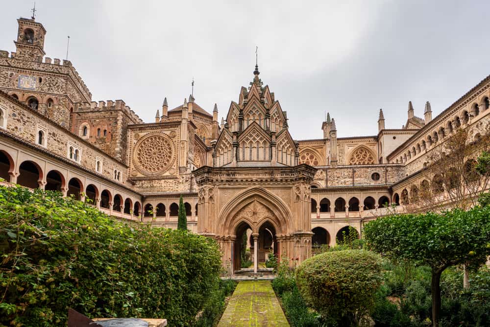 Si decides visitar Extremadura este verano, no puedes dejar de ver Guadalupe y el impresionante monasterio.