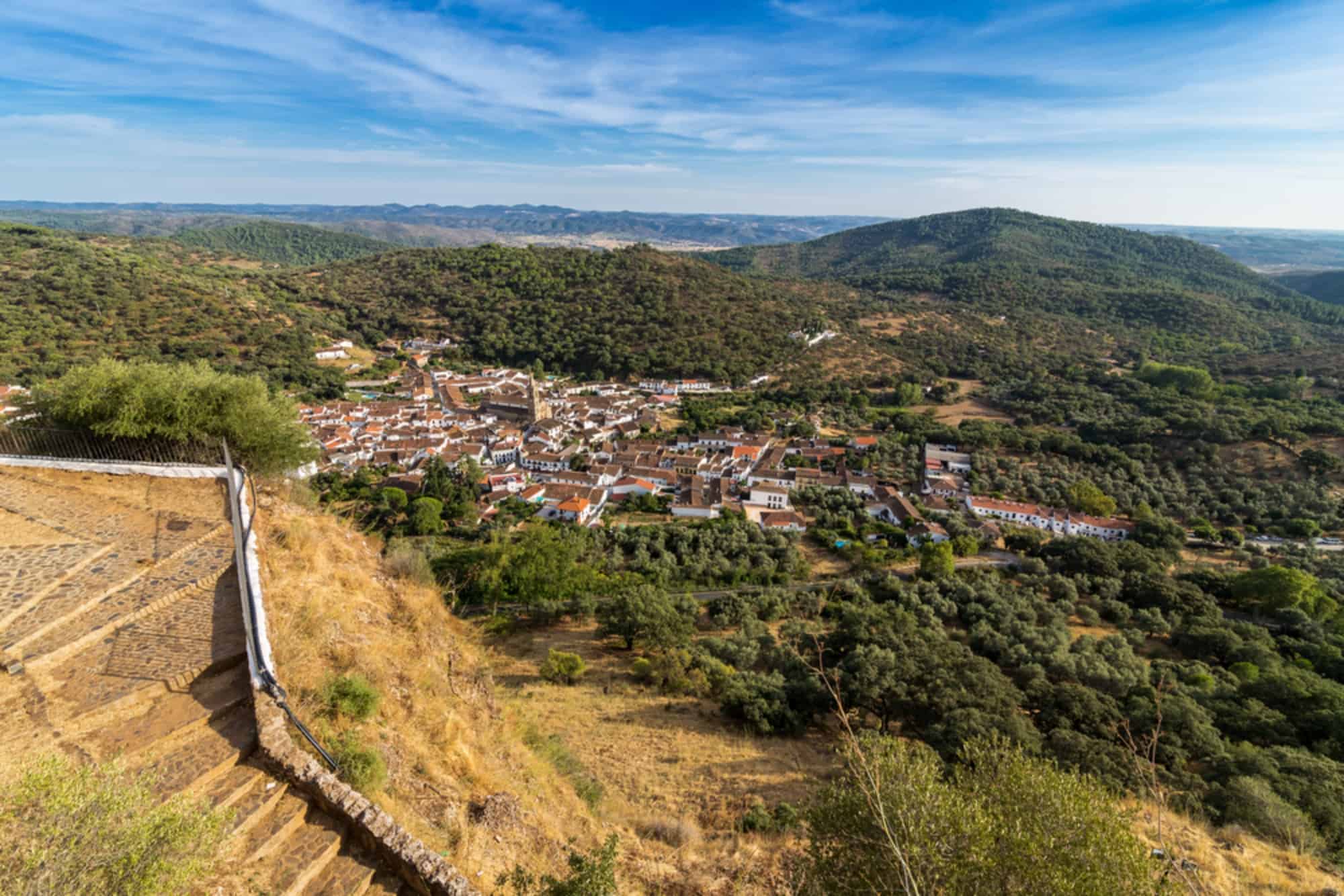 Panorámica de un pueblo de interior Andaluz para viajar este verano.