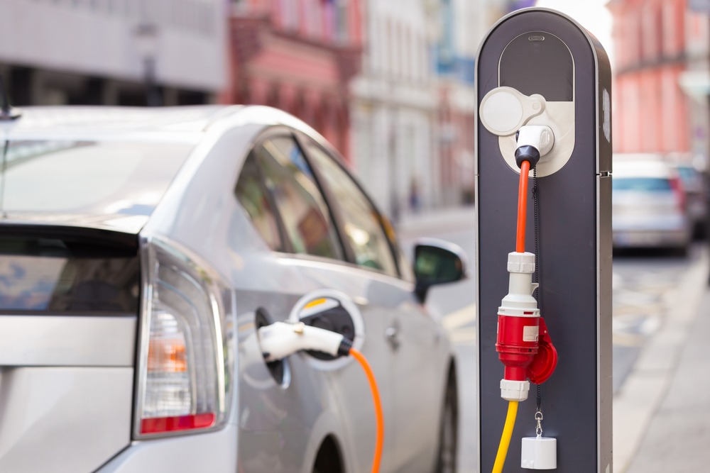 ¿Debería comprar un coche híbrido enchufable?