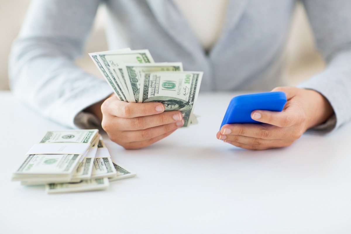 Cómo invertir dinero desde una app móvil.