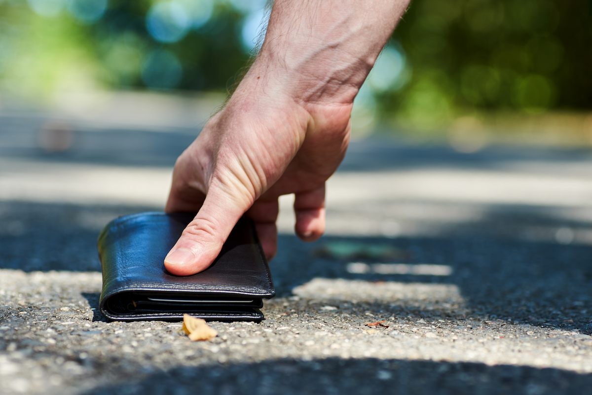 Si te quedas el dinero que encuentras en la calle te puede caer una multa