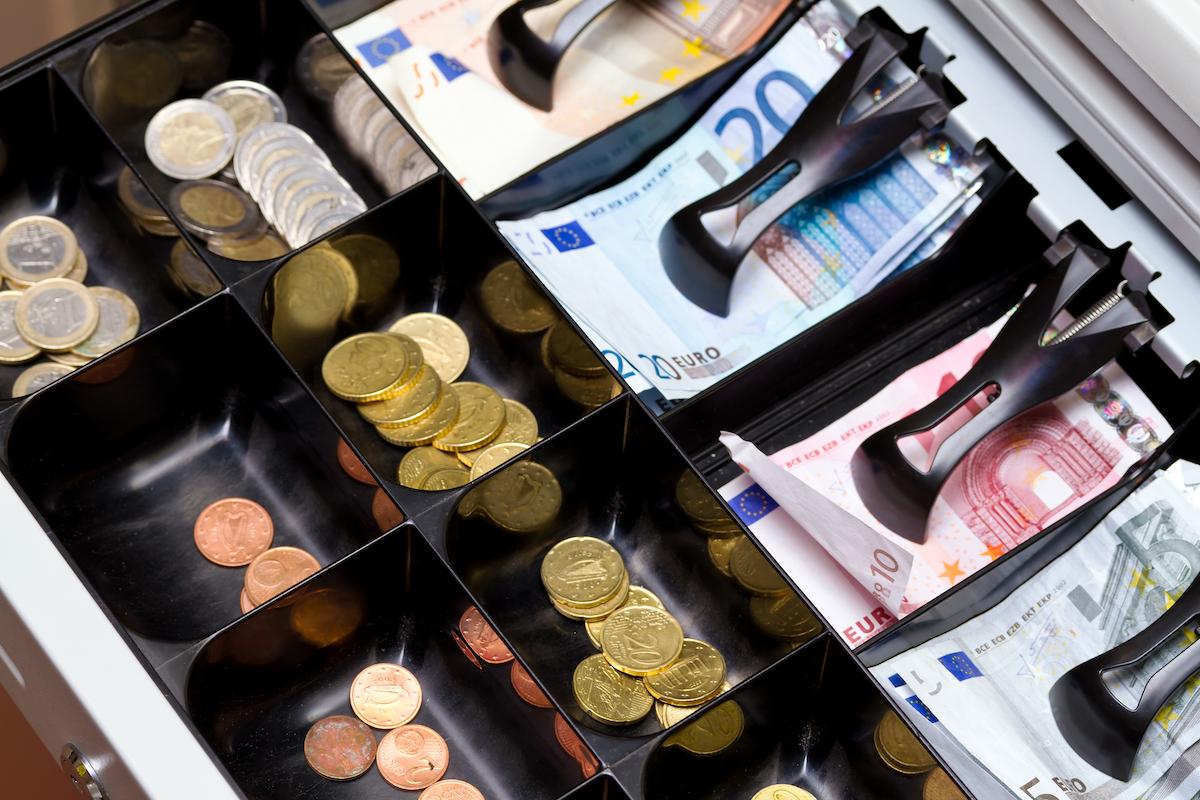 ¿El banco cobra por el cambio de billetes y monedas?