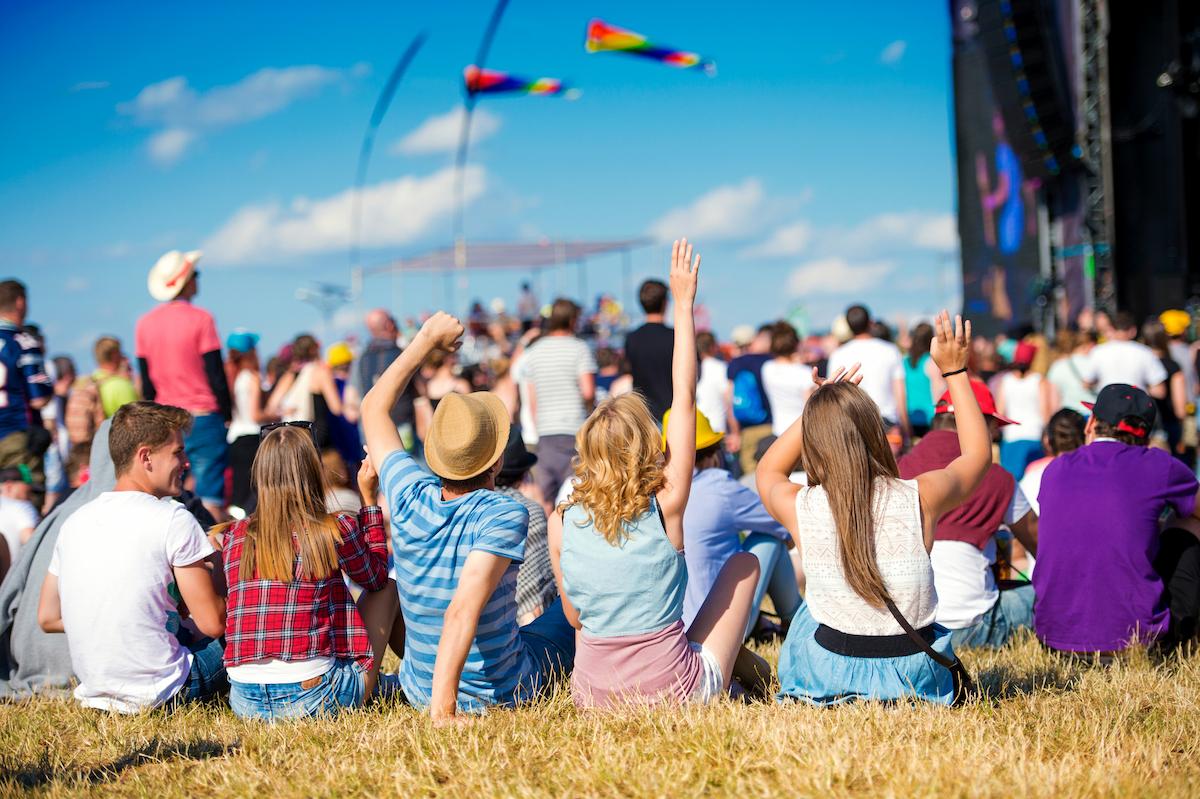 Todo lo que necesitas saber para ahorrar dinero en los festivales de verano